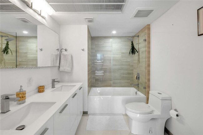 Building Photo - 1300 Brickell Bay Dr