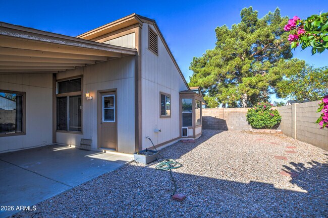 Building Photo - 815 E Calle Del Norte