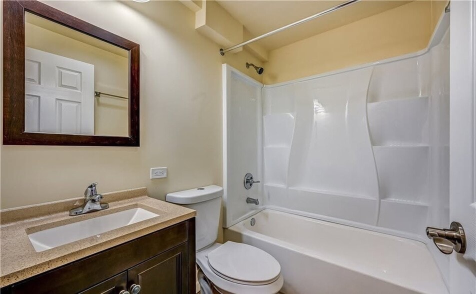 Building Photo - 5726 Roosevelt Way NE