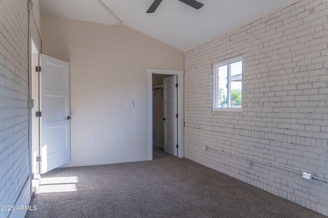 Building Photo - 2043 E Oak St