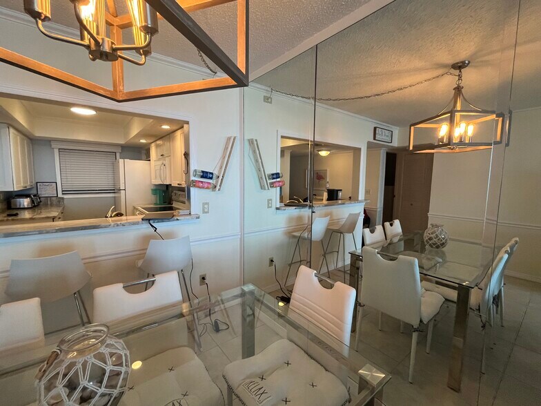 Building Photo - 10102 S Ocean Dr