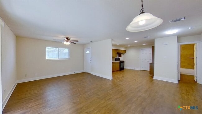 Building Photo - 2107 Magnolia Dr