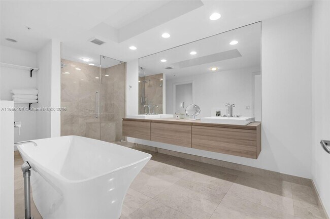 Building Photo - 17111 Biscayne Blvd