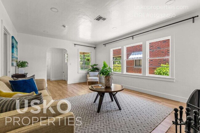 Building Photo - "Charming 2-Bed Retreat in the Heart of Sa...