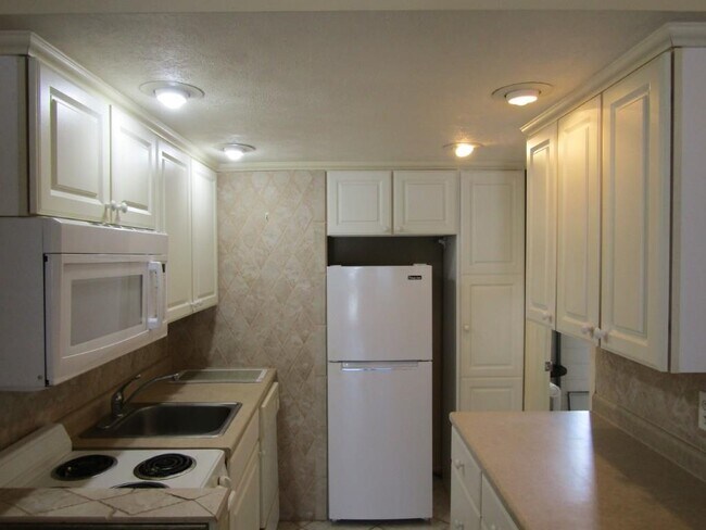 Building Photo - 2202 Perrin Dr
