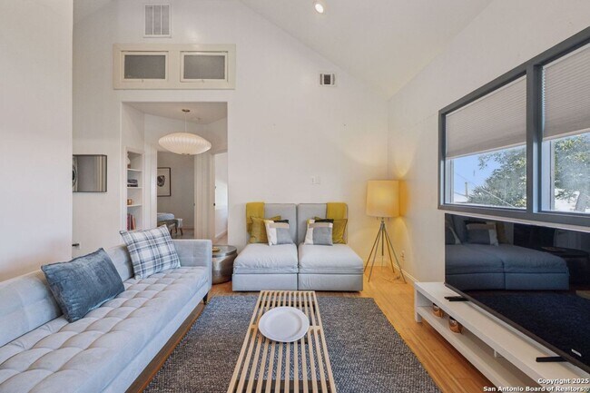 Building Photo - HISTORIC CHARM IN KING WILLIAM