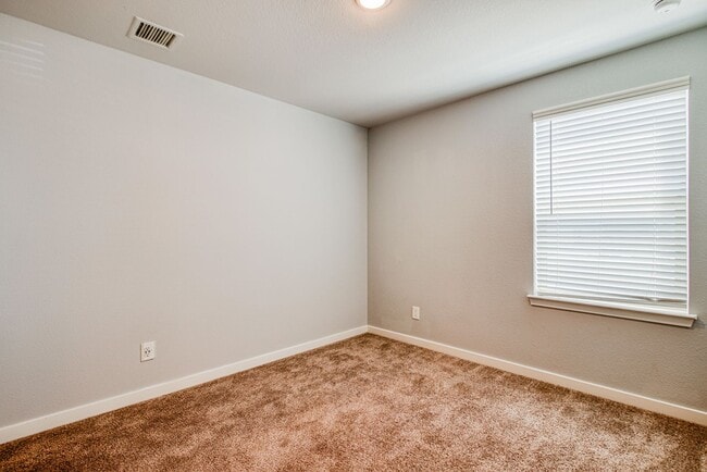 Building Photo - Beautiful 4 bed/2.5 baths in the desirable...