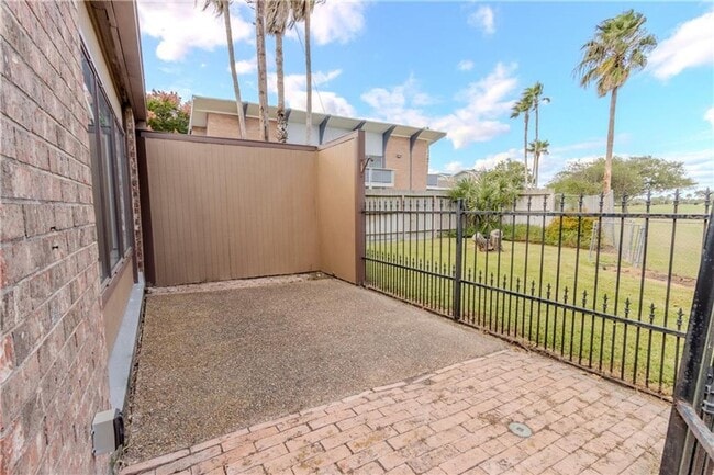Building Photo - Beautifully renovated courtyard townhome in the heart of Corpus Christi