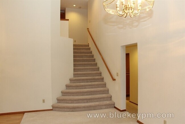 Building Photo - 4 Bed, 3 Bath Home w/ 1 Bed and 1 Full Bath on Main Near Bethany/Rock Creek