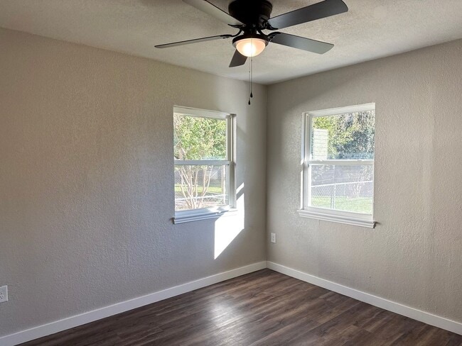 Building Photo - 4 Bedroom / 3 Full Bath