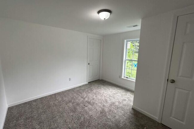 Building Photo - 325 Sectionline St