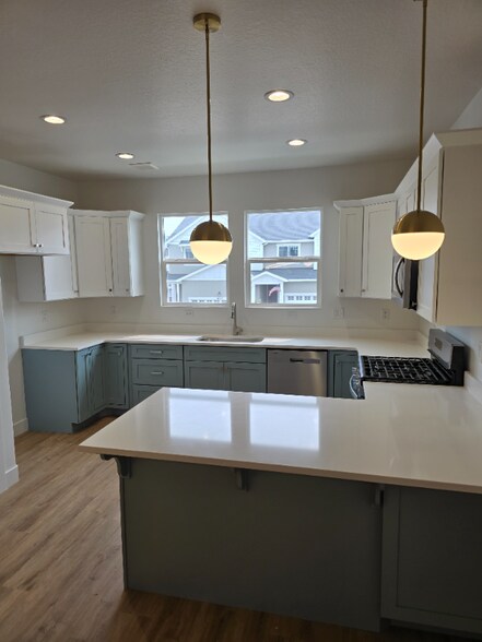 Building Photo - 1561 W Skyline Dr