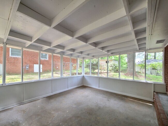 Building Photo - Cutest Bungalow in the Heart of Hapeville 3 bed/2 bath