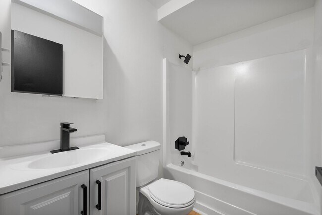 Building Photo - MOVE IN TODAY! 2-BEDROOM IN THE HEART OF C...