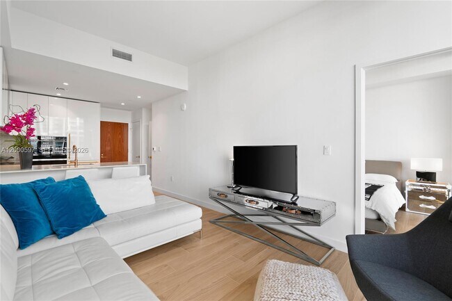 Building Photo - 2678 Tigertail Ave