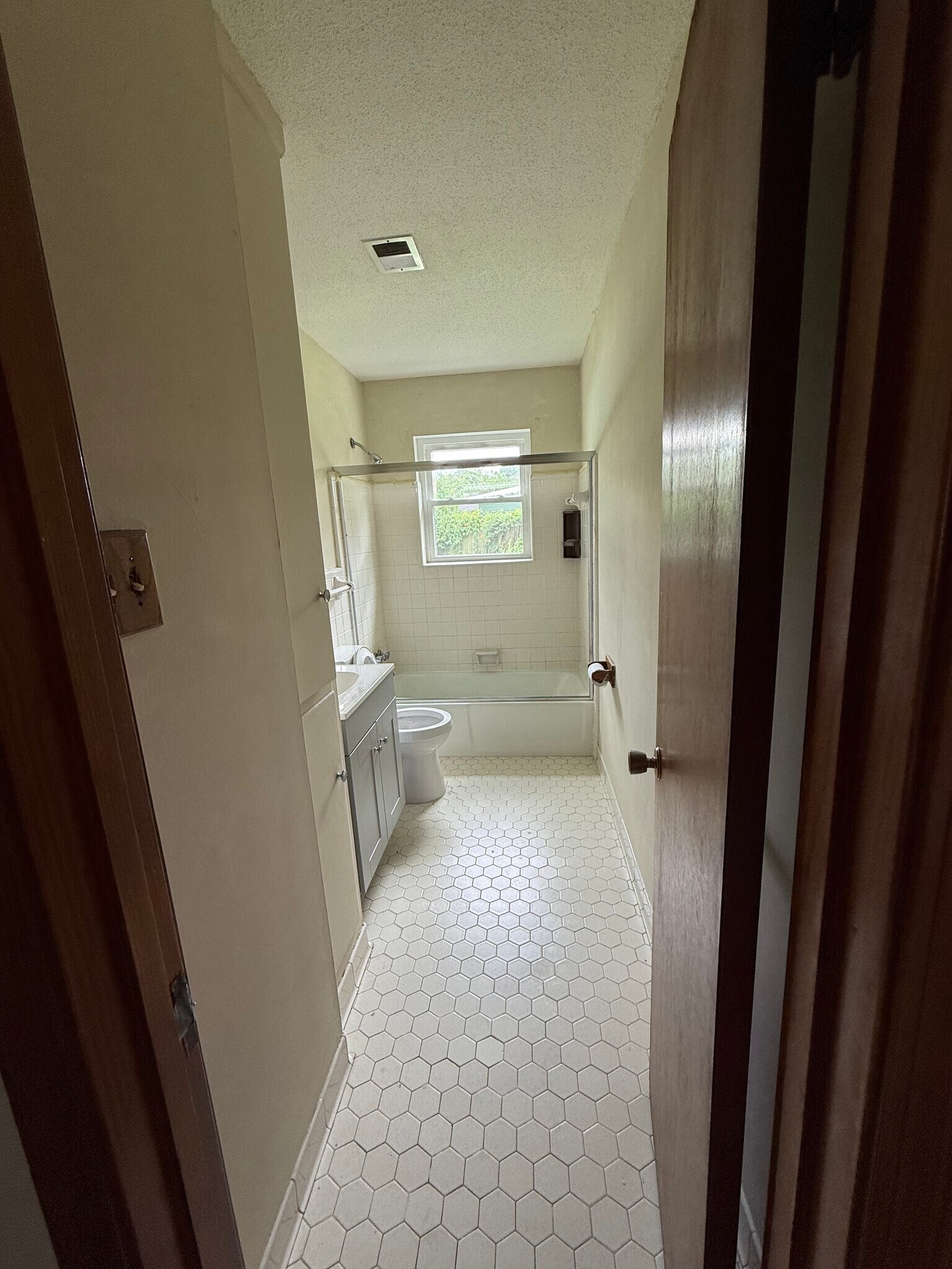 Building Photo - 4087 Parkchester Ave