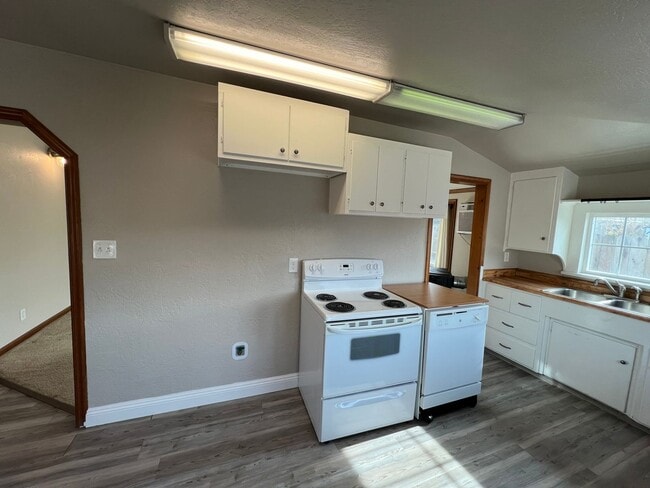 Building Photo - Nostalgic 3-bedroom Farmhouse in Hughson!