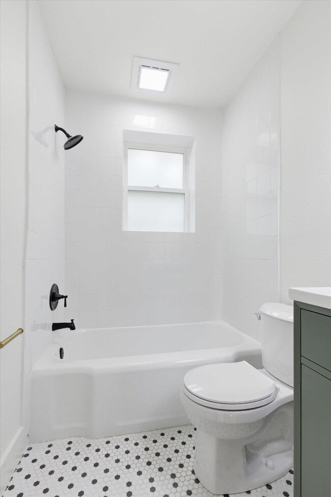 Building Photo - 421 E Jennings St