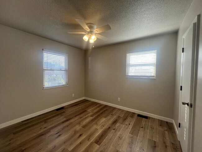 Building Photo - Newly Renovated 3 Bedroom, 2 Bathroom Home - 1200 sqft