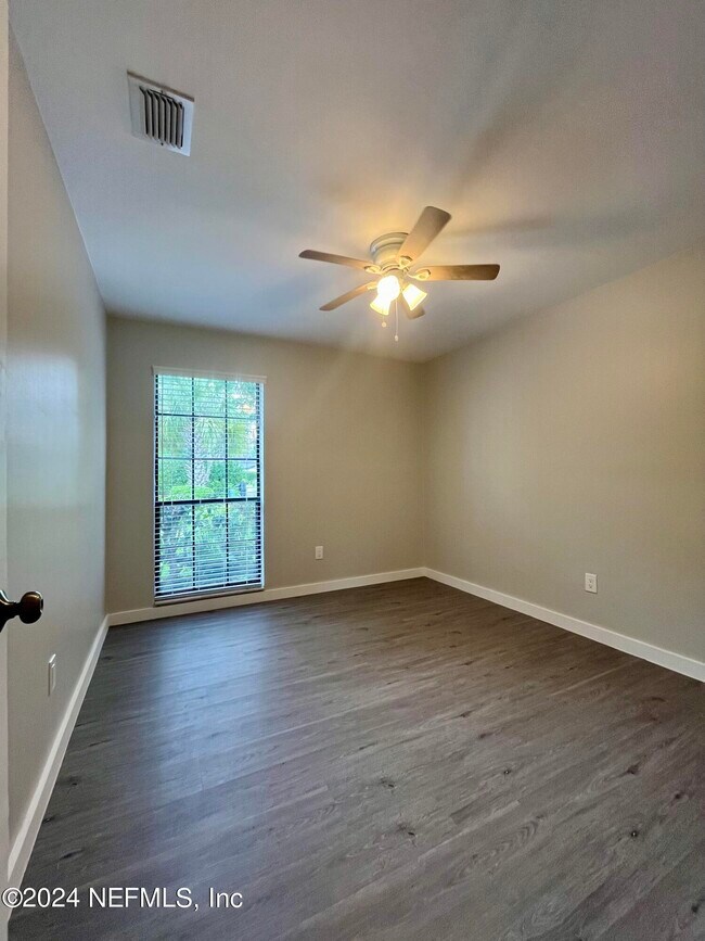 Building Photo - 160 Bermuda Ct