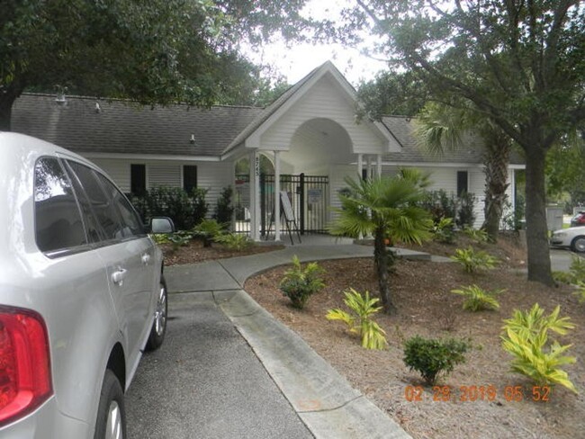 Building Photo - Townhome in Coosaw Commons