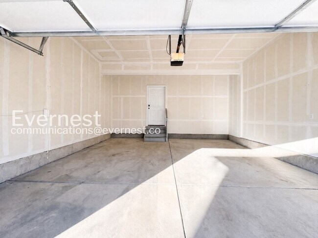 Building Photo - 3 Bed/2.5 Bath Townhome with Garage / Available Now!