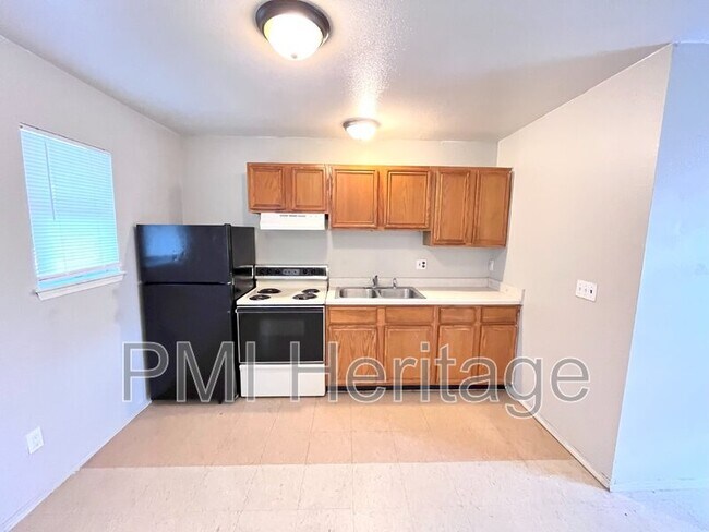 Building Photo - 813 E Huntsville Ave
