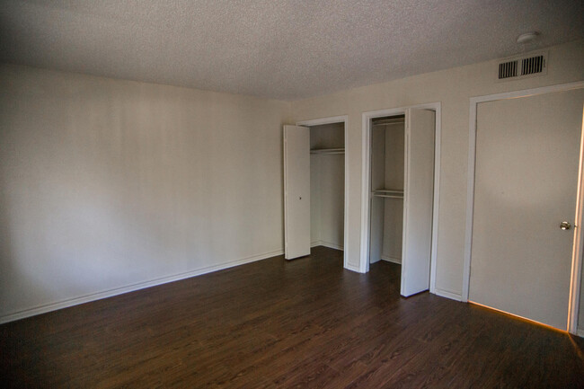 Building Photo - 813 Ranch Rd 12