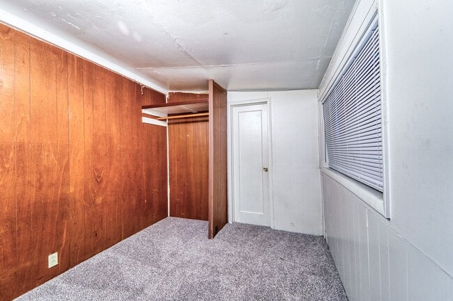 Building Photo - 1 bedroom 1 bath 900 sq ft home located in...