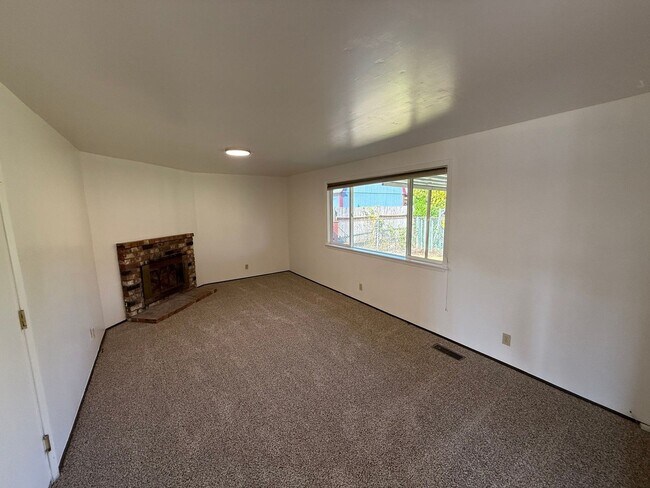 Building Photo - 1488 Palace Dr NE