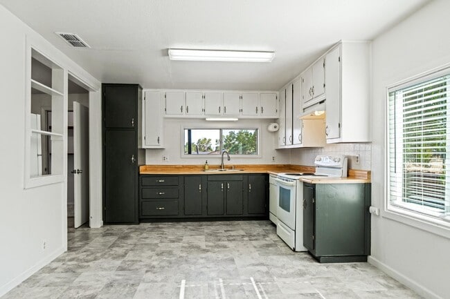 Building Photo - Adorable and clean country property locate...