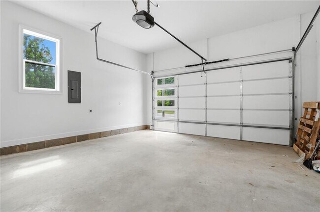 Building Photo - 2415 W Rugby Ave