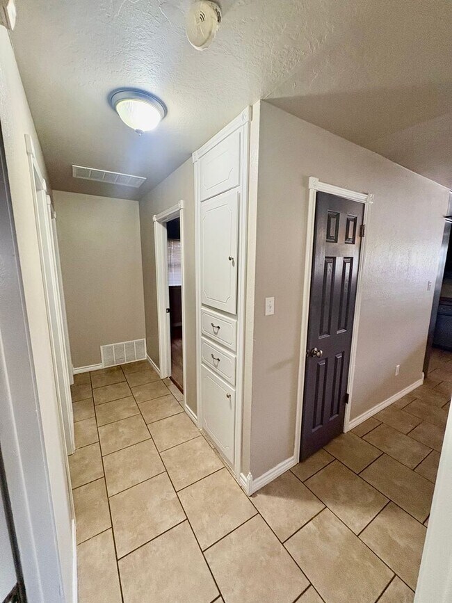 Building Photo - Spacious 4 Bedroom, 2 Bathroom Home with L...