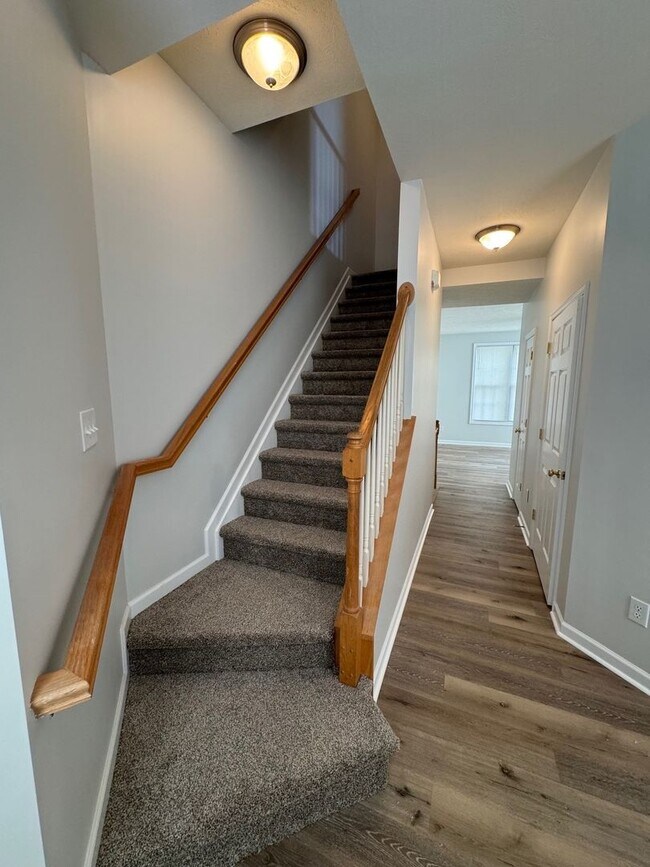 Building Photo - Brick End Unit Home in Taylor Springs NEW LVP FLOORING