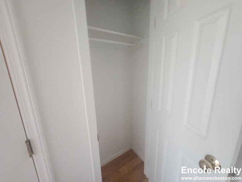 Building Photo - 1061 Beacon St