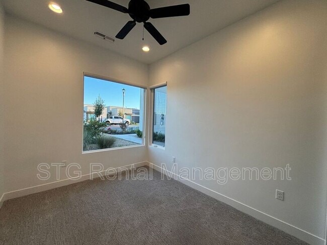 Building Photo - 2916 E Snowberry Dr