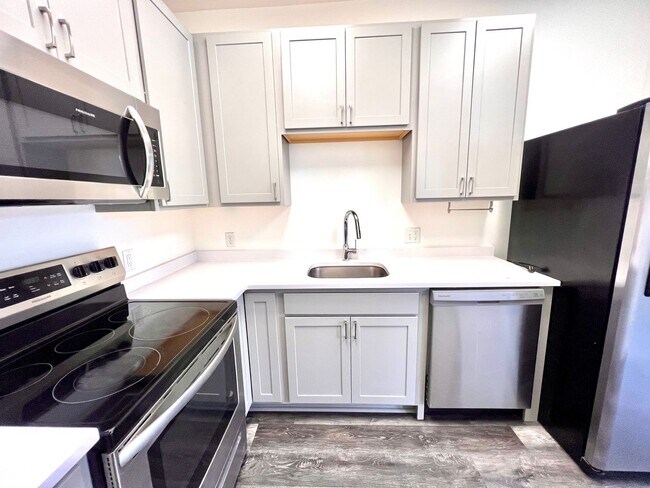 Building Photo - Beaver - Luxury 2 Bedroom, 1 Bathroom, located in downtown shopping district.