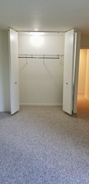 Building Photo - 6020 Oakwood Dr