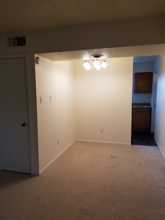 Building Photo - 746 Demaret Dr