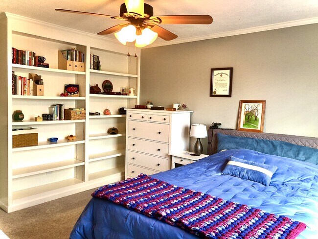 Building Photo - 3Bed/2Bath in Hendersonville with Communit...