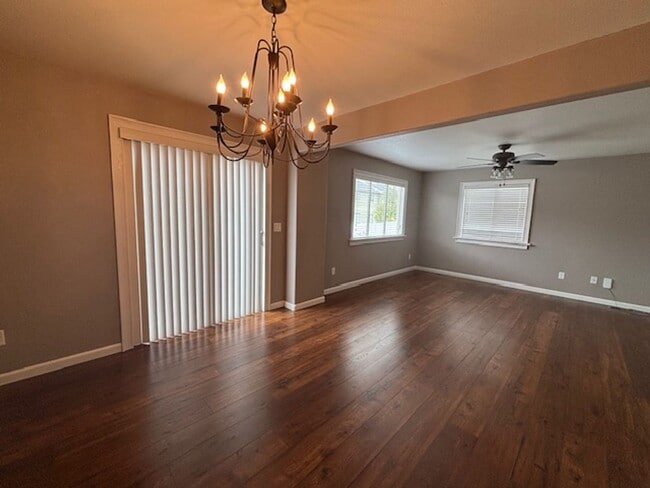 Building Photo - 4 Bedroom 3.5 Bath Townhome in Saddle Ridg...
