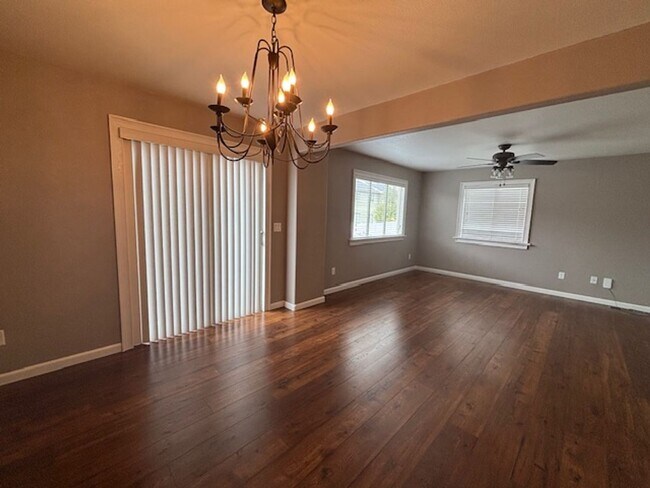 Building Photo - 4 Bedroom 3.5 Bath Townhome in Saddle Ridge!!!