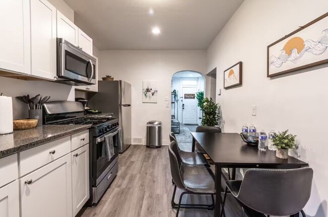 Building Photo - Renovated 3BR in South Side Flats | 100 Walk Score | In-Unit Laundry