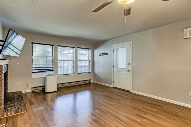 Building Photo - Students Welcome! Fantastic & Classy 2-Bedroom, 2-Bath Ranch-Style 2nd Floor Condo