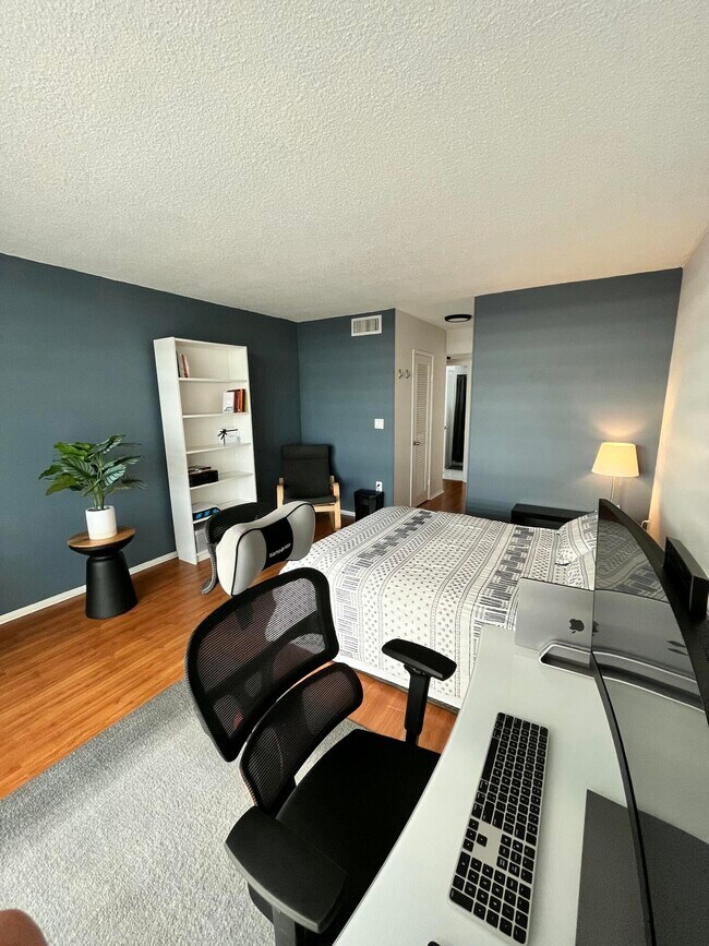 Building Photo - 1301 NE Miami Gardens Dr