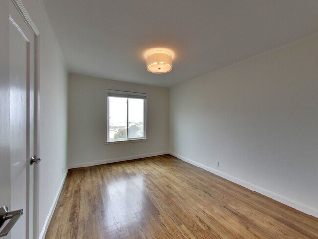 Building Photo - 2167 40th Ave