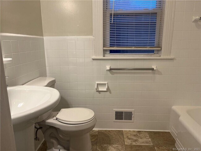 Building Photo - 253 N Main St