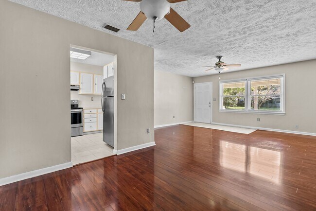 Building Photo - Great Location and Access to Interstate!