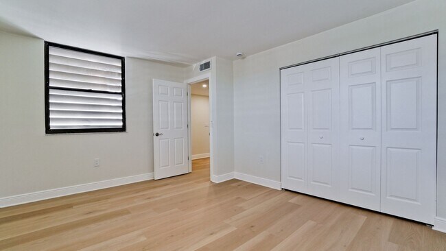 Building Photo - 542 Lakeside Dr