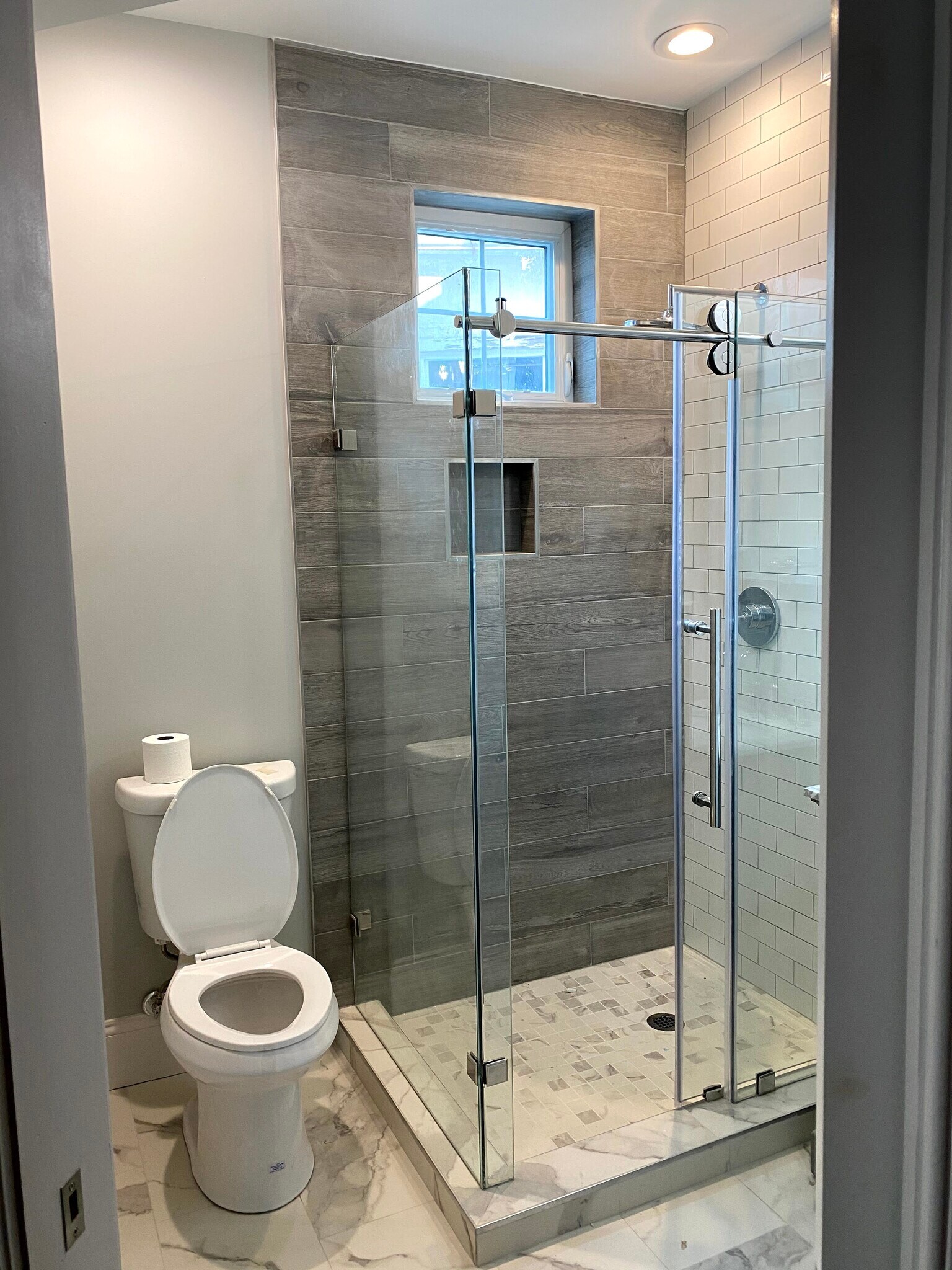 2nd floor middle bathroom - 17 U St NW
